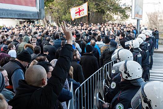 Десятки тысяч верующих протестуют в Черногории