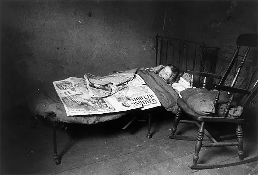 10 ноября 1956 года. Ребенок спит в ливерпульских трущобах. 88 тысяч таких домов считались непригодными для проживания.