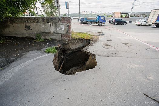 Фото: около метро «Речной вокзал» разверзлась огромная яма