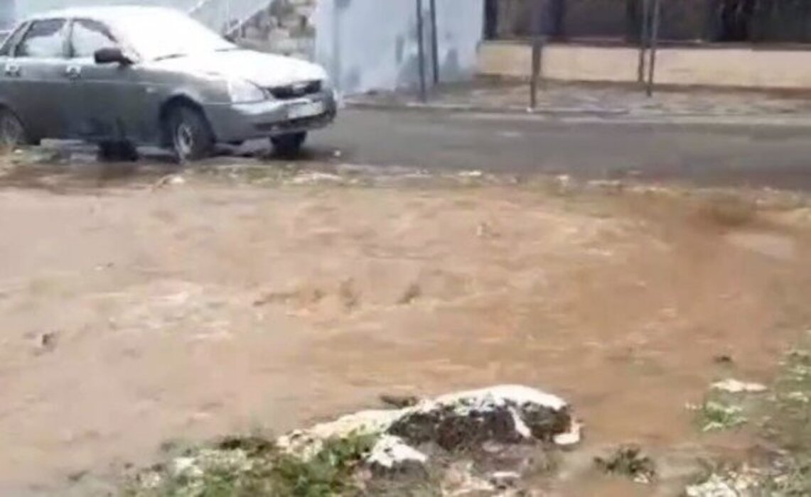 Оренбург дороги. Гимназия 1 люберцы прорвало трубу. Смоленск коммунальная авария прорыв. Прорыв трубы казань. Казань прорыв трубы.