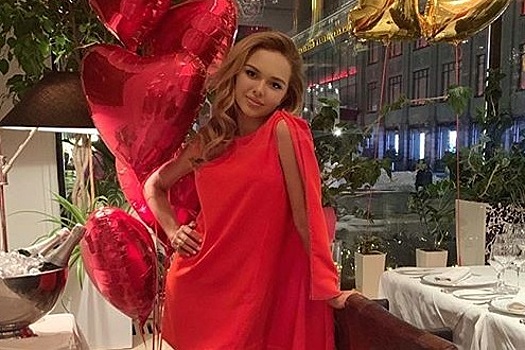 «Мушкетерское» алое платье, фото с родителями и микроторт: как отметила 19-летие Стеша Маликова