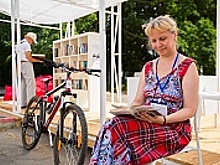 В сквере 14 микрорайона работает читальня «Лето с книгой»