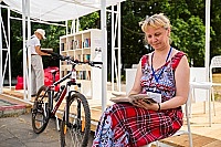 В сквере 14 микрорайона работает читальня «Лето с книгой»