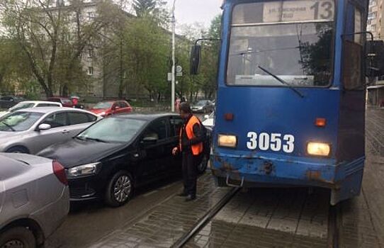 Водитель въехал в открывающуюся дверь припаркованного автомобиля — кто виноват?