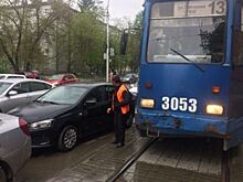 Водитель въехал в открывающуюся дверь припаркованного автомобиля — кто виноват?