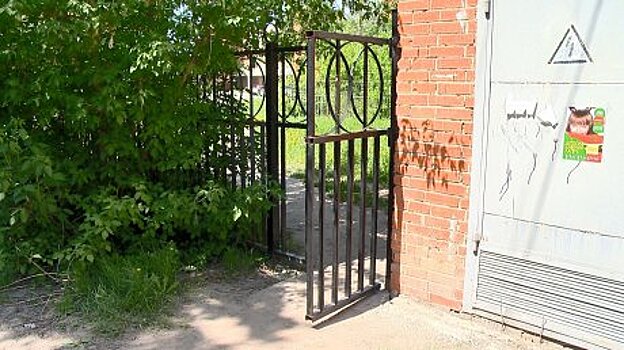 Пешеходы отстояли тропу у института на улице Стасова