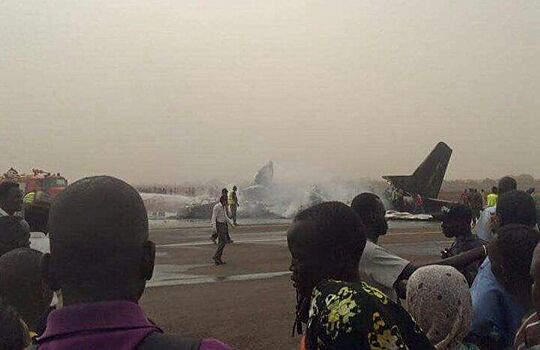 Опубликованы фото с места крушения самолёта в Южном Судане