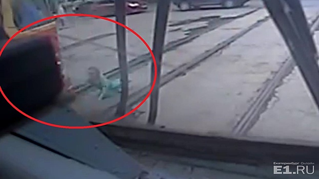 Камера сняла момент падения девочек-зацеперов с «колбасы» трамвая на Вторчермете