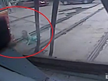 Камера сняла момент падения девочек-зацеперов с «колбасы» трамвая на Вторчермете