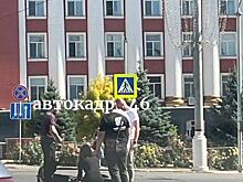 В Курске на Красной площади автомобиль сбил мужчину на электросамокате