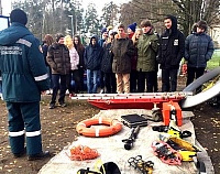 Зеленоградские спасатели провели уроки безопасности на водных объектах для школьников