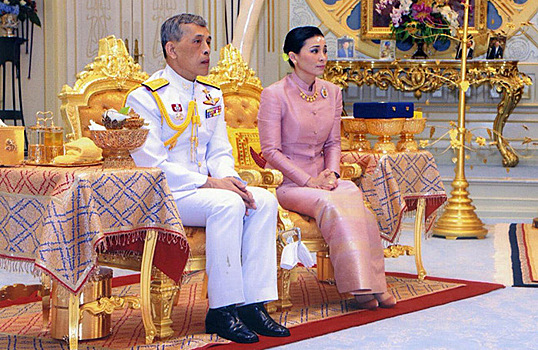 «Правильный брак». Король Таиланда женился на главе охраны