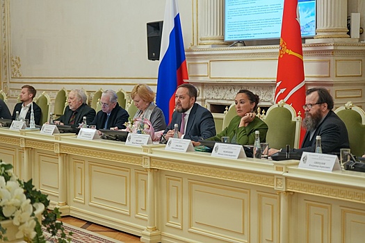 Всемирный клуб петербуржцев обсудил строительство колокольни Смольного собора