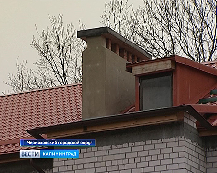 Разрушенный взрывом дом в Черняховском районе почти отремонтировали