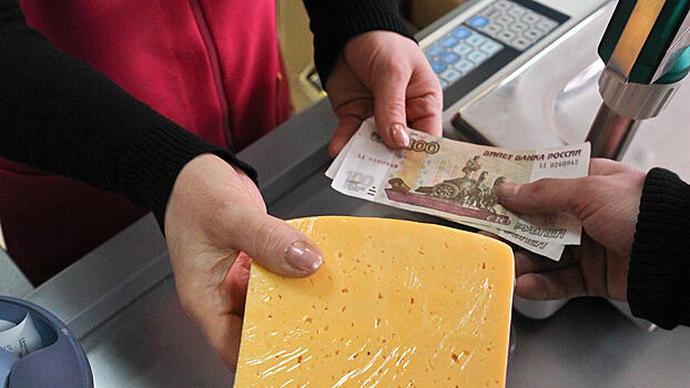 Петербуржец украл 26 пачек сыра и банку красной икры из продуктового