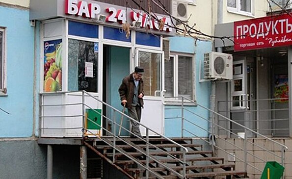 Депутат Госсовета о "наливайках" в жилых домах: "Там пройти невозможно: одна алкашня!"