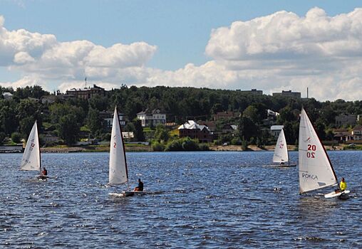 Множество белоснежных яхт причалят к Костроме