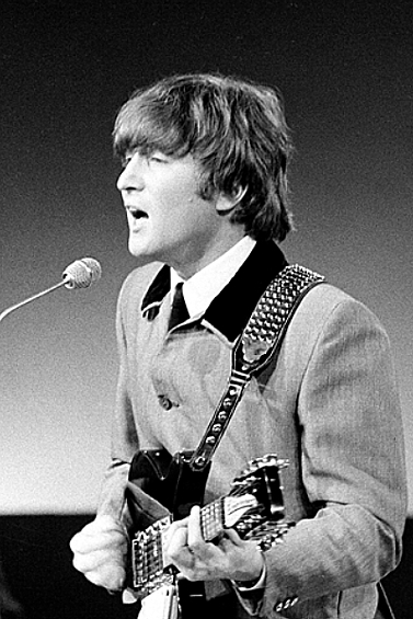 Джон Леннон. Один из основателей The Beatles до сих пор остается одним из самых популярных музыкантов XX века. И входит в дестяку богатейших покойных звез с доходом в 12 млн. долларов.