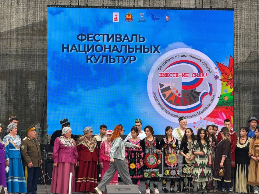 Песню «Три танкиста» исполнили на разных языках участники фестиваля национальных культур в Чите