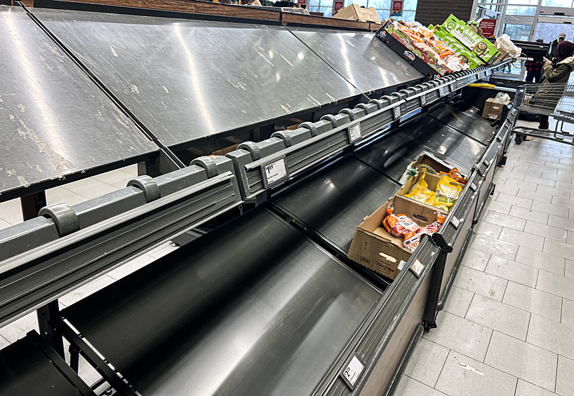 Пустые полки в супермаркете