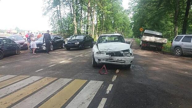 В Зеленоградском районе Hyundai врезался в легковушку и перевернулся, собирается пробка