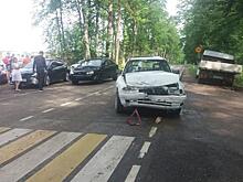 В Зеленоградском районе Hyundai врезался в легковушку и перевернулся, собирается пробка