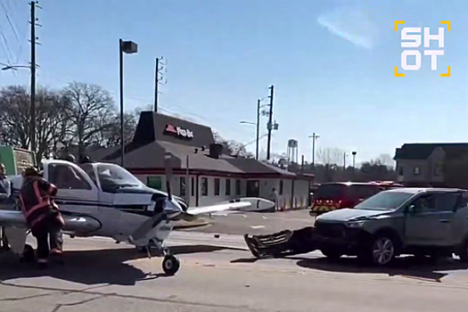 Во Флориде легкомоторный самолет вынужден был сесть прямо на городскую дорогу