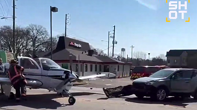 Во Флориде легкомоторный самолет вынужден был сесть прямо на городскую дорогу