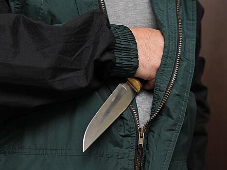 В Вятскополянском районе мужчина подошел к пенсионерке на улице и, угрожая ножом, потребовал деньги