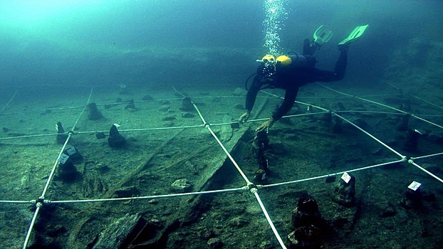 Археологи обнаружили 7500-летние луки в затопленной деревне