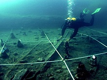 Археологи обнаружили 7500-летние луки в затопленной деревне