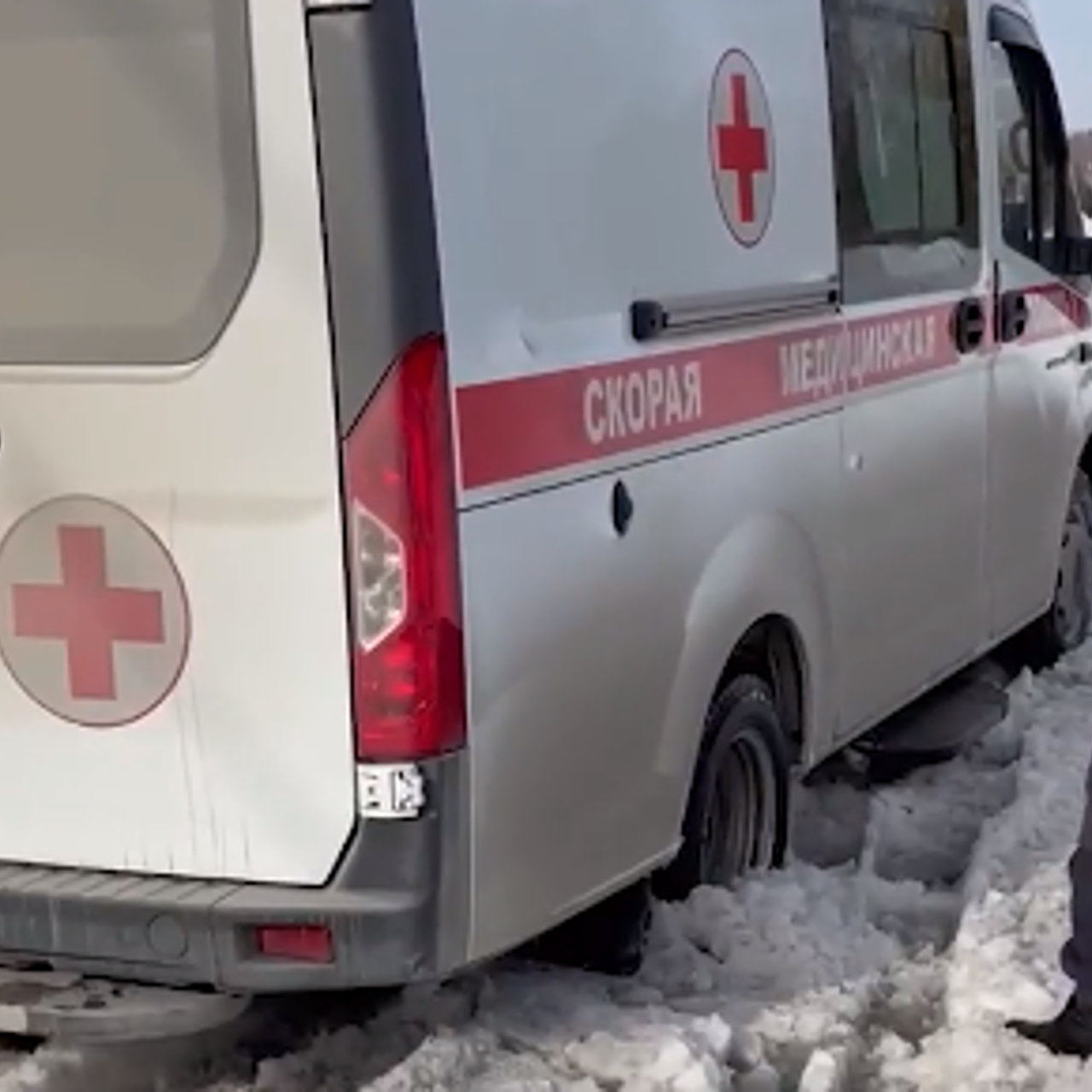 В Новосибирске в снегу застряла машина скорой помощи с пациентом в тяжёлом  состоянии - Рамблер/авто