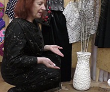 Пенсионерка из Чебаркуля из бинтов делает напольные вазы