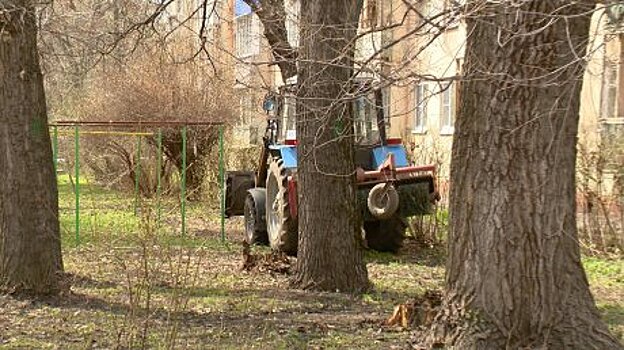 На Коммунистической трактор разрушил благоустроенный цветник