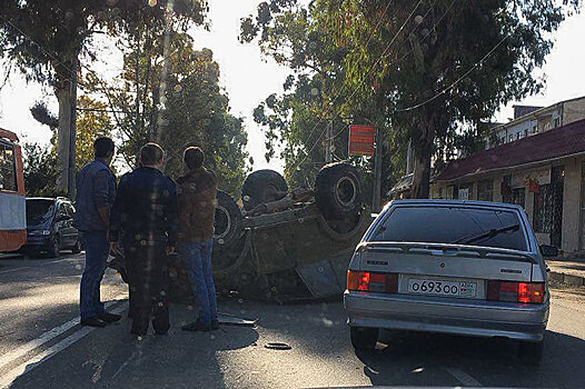 Авария в Сухуме: удар перевернул УАЗ на крышу