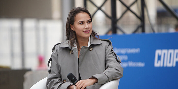 Алина Загитова показала диплом в номинации «Татарка года» за проект школы в Казани