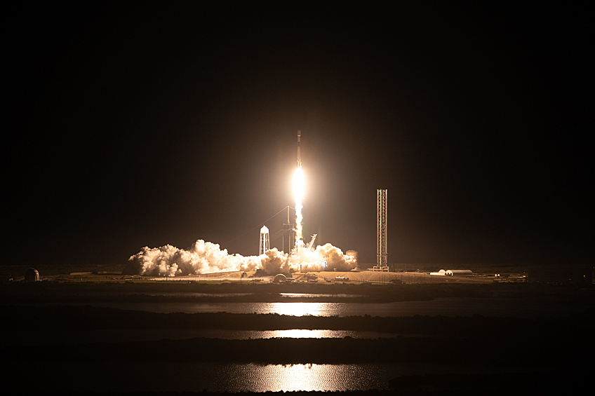 Запуск космической ракеты SpaceX Falcon 9 на Луну