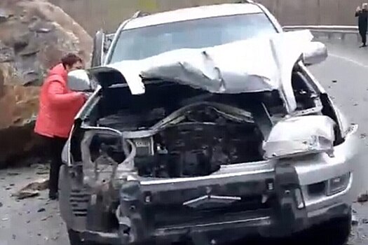 Скала обрушилась на автомобили в российском регионе