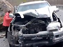 Скала обрушилась на автомобили в российском регионе