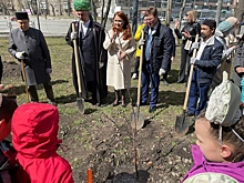 В Челябинске у памятника Габдулле Тукаю в 135-ю годовщину со дня его рождения заложили яблоневую аллею