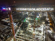 Новогодняя символика появилась на башенных кранах на строительных площадках столичного застройщика