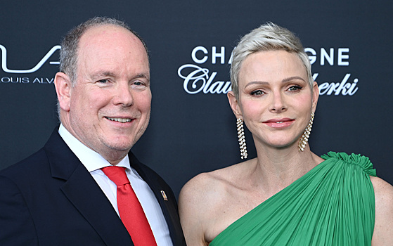 Княгиня Монако Шарлен вышла в свет с князем Альбером II после слухов о запрете прикасаться к ней