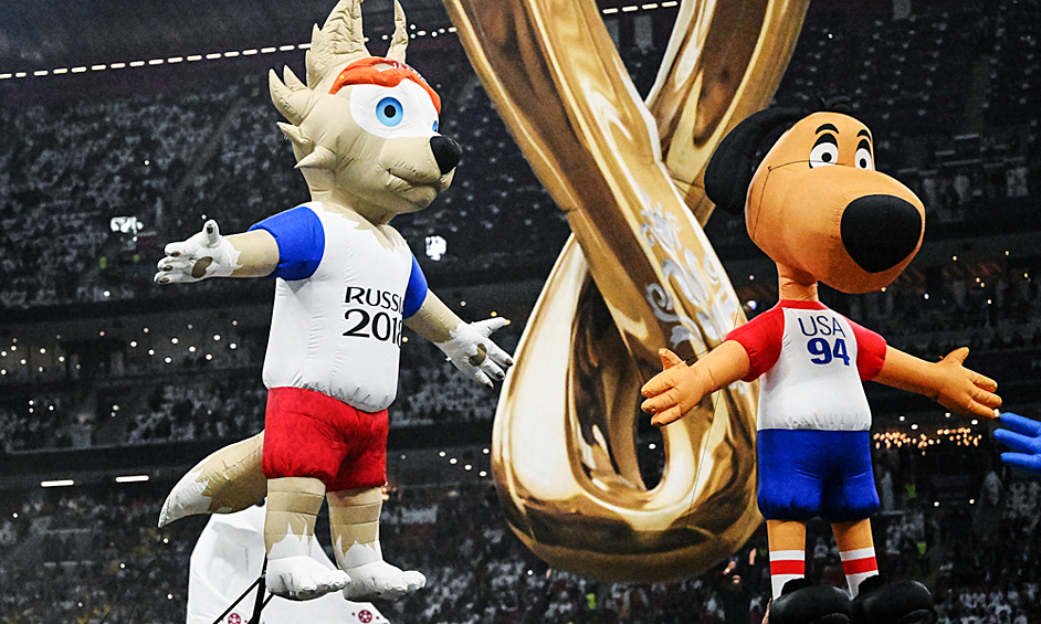Официальный талисман чемпионата мира по футболу ФИФА-2018 волк Забивака (слева) на церемонии открытия ЧМ-2022 по футболу на стадионе "ЭльБайт" (ЭльХаур) в Катаре