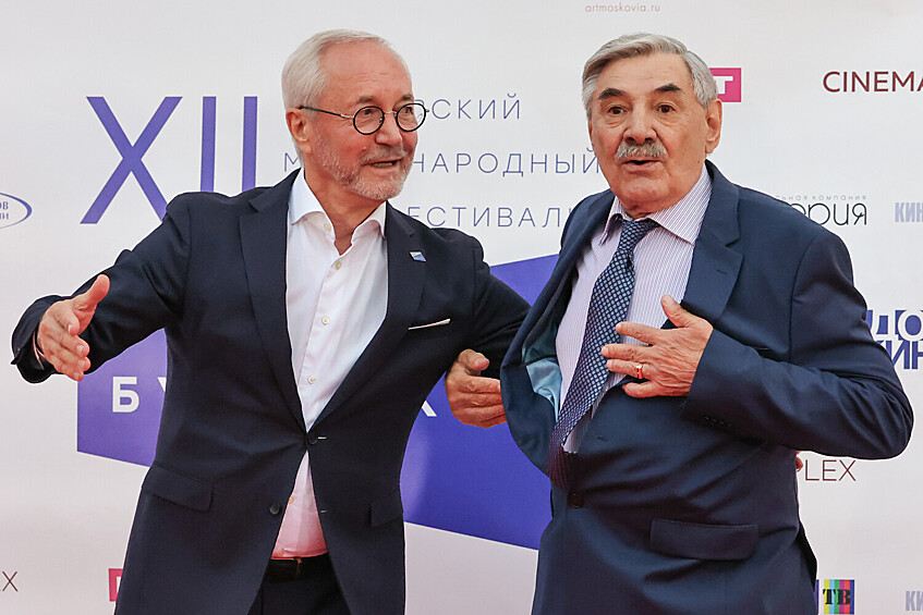 Актеры Евгений Герасимов и Александр Панкратов-Черный (слева направо) на открытии XII Московского международного кинофестиваля «Будем жить», 2023 год
