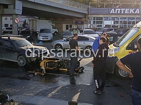 Из-за пешехода в Саратове столкнулись "Lada" и мотоцикл