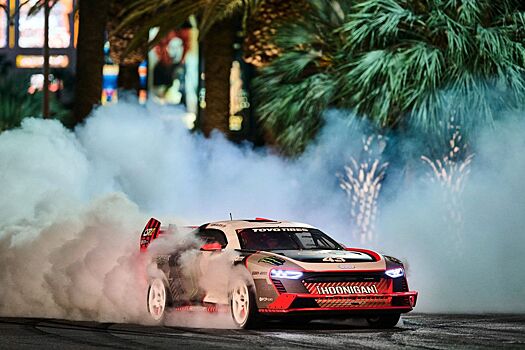 Легендарный Кен Блок устроил «джимхану» в Лас-Вегасе за рулём Audi S1 e-tron quattro Hoonitron — видео