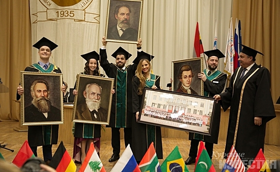 Иностранные студенты получили дипломы в курском вузе