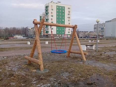 Детскую площадку в Дзержинске установили в грязи