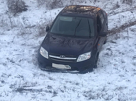 В Самарской области женщина разбила голову, улетев на "Ладе" в кювет