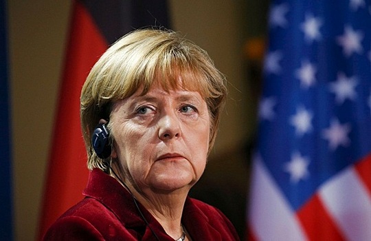 Меркель не встала во время исполнения гимна Казахстана